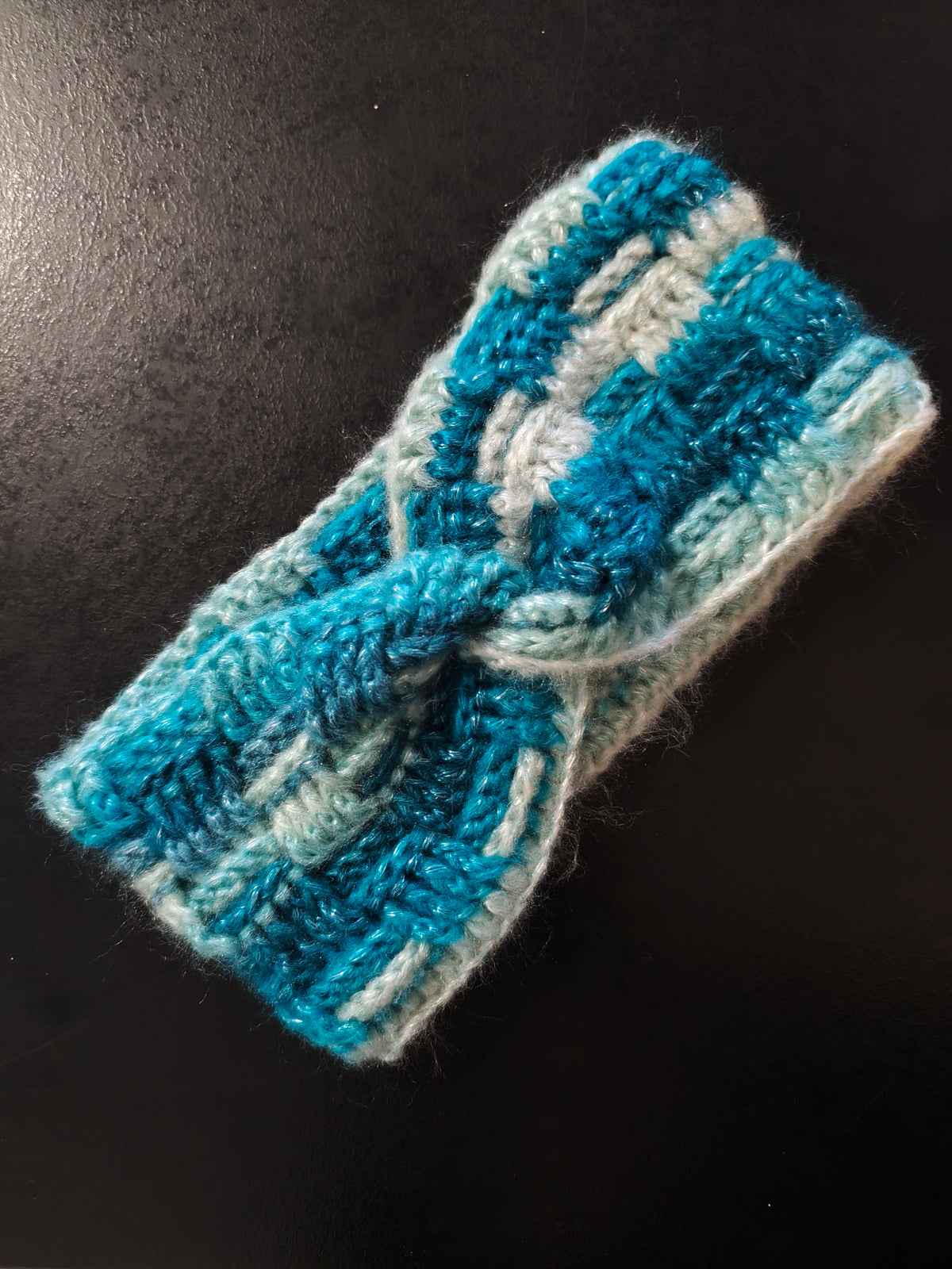 Bandeau au crochet torsadé - Modèle avec motif en relief fait main