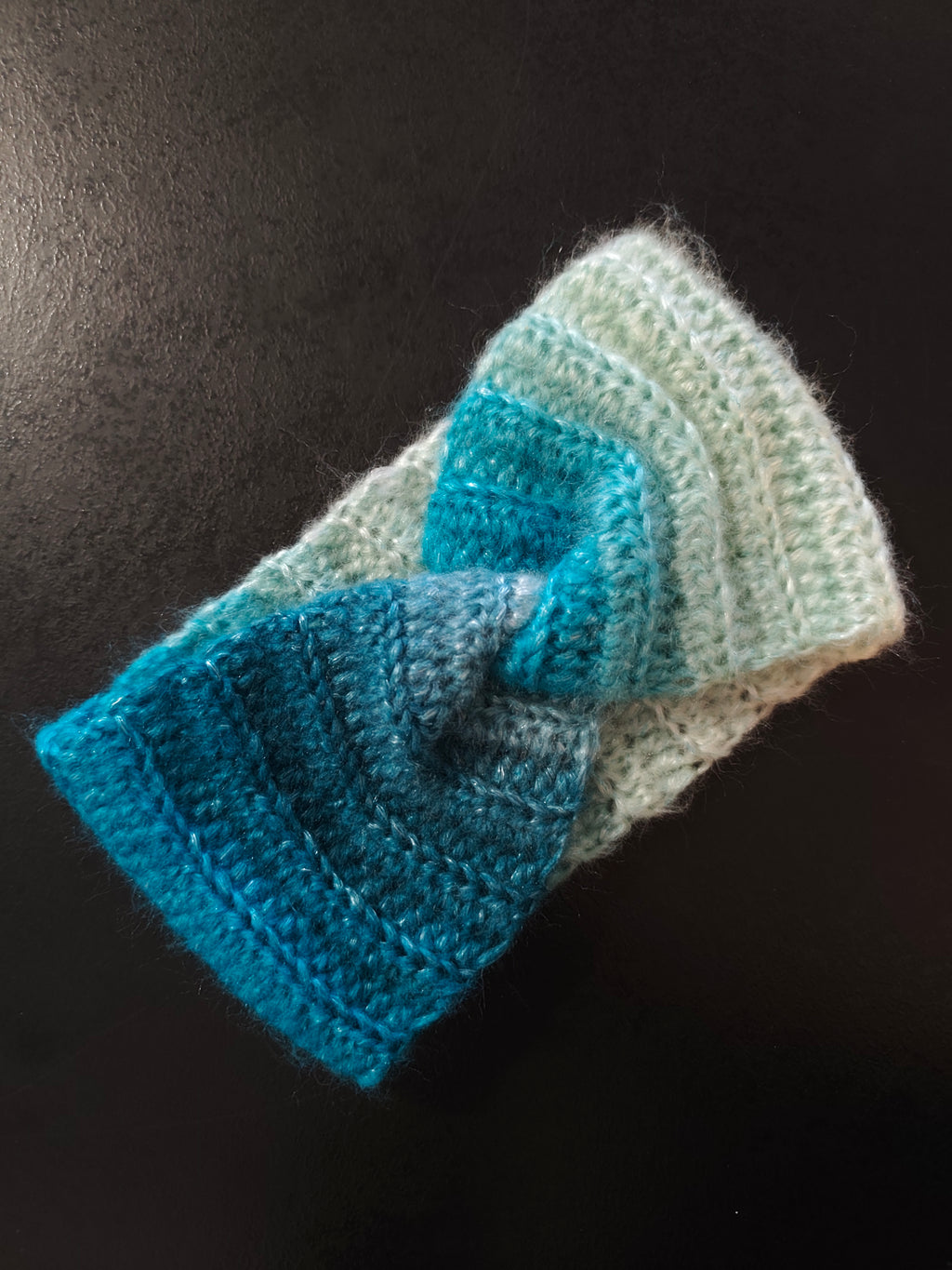 Bandeau au crochet torsadé – Modèle classique fait main