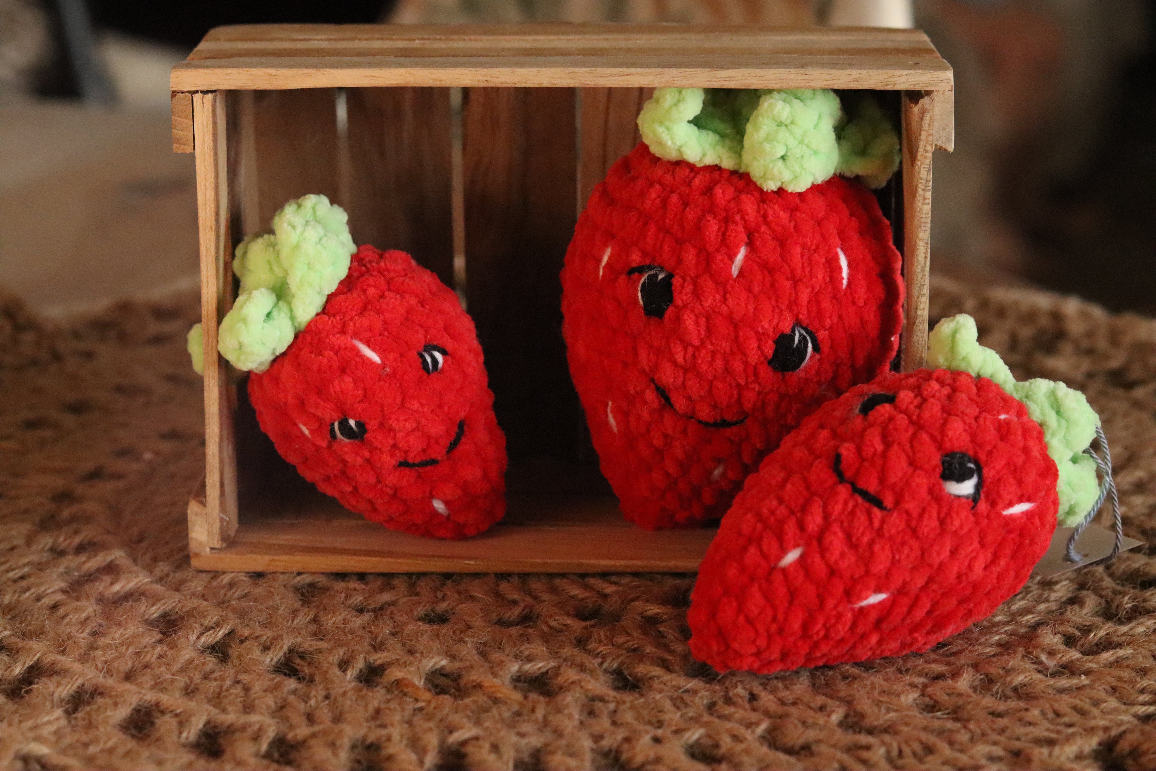 Peluche Fraise au Crochet – Fait Main