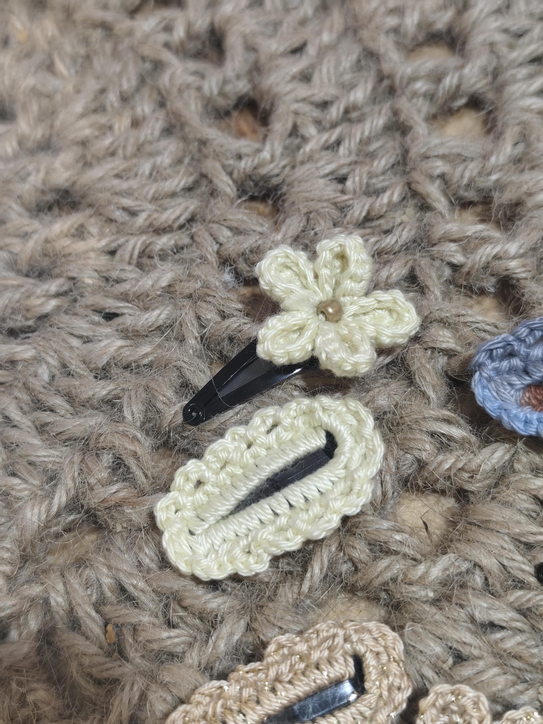Lot de 2 barrettes au crochet – Fleur & barrette simple – Fait main